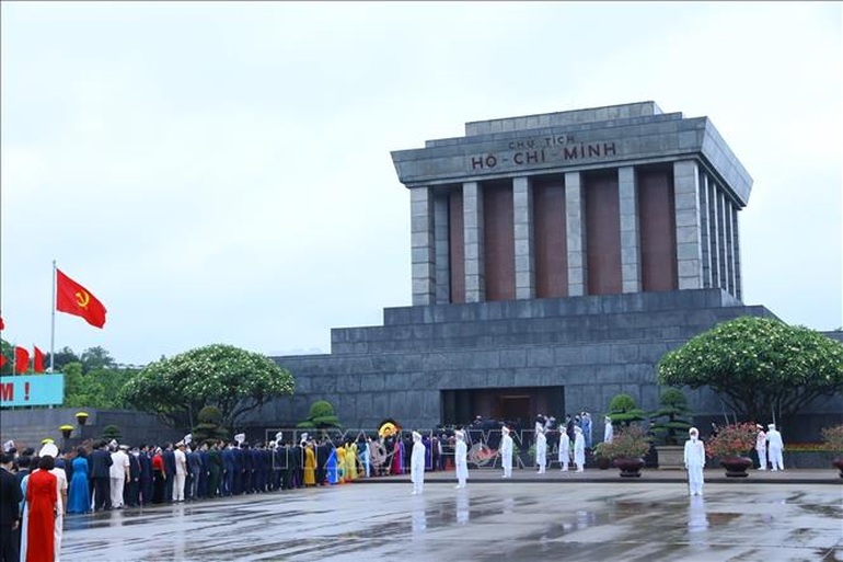 Đại biểu dự họp Quốc hội vào Lăng viếng Chủ tịch Hồ Chí Minh - 4