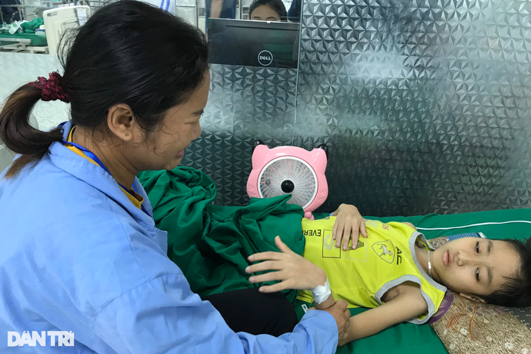 Top 10 cho con một giờ đau đớn tốt nhất 18 Người mẹ nghèo nuốt nước mắt đau đớn nhìn con đang quằn quại chết dần