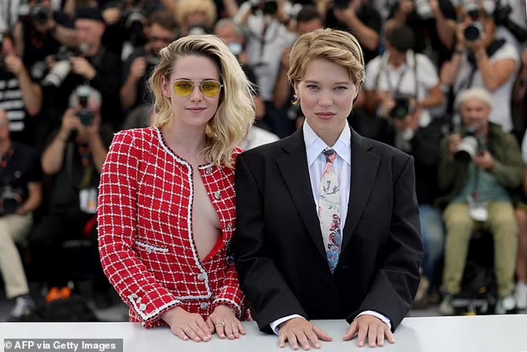 Kristen Stewart mặc áo không nội y dự Liên hoan phim Cannes - 2