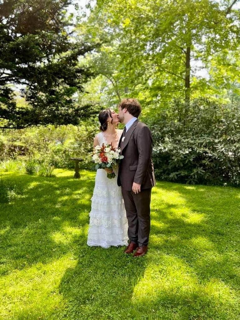 Ca sĩ Mỹ Linh chăm chút cho con riêng của chồng trong ngày cưới