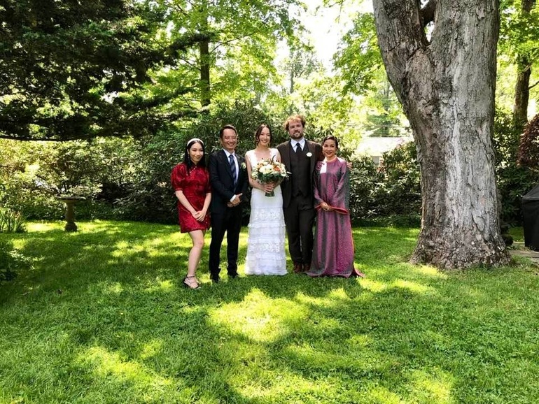 Ca sĩ Mỹ Linh chăm chút cho con riêng của chồng trong ngày cưới
