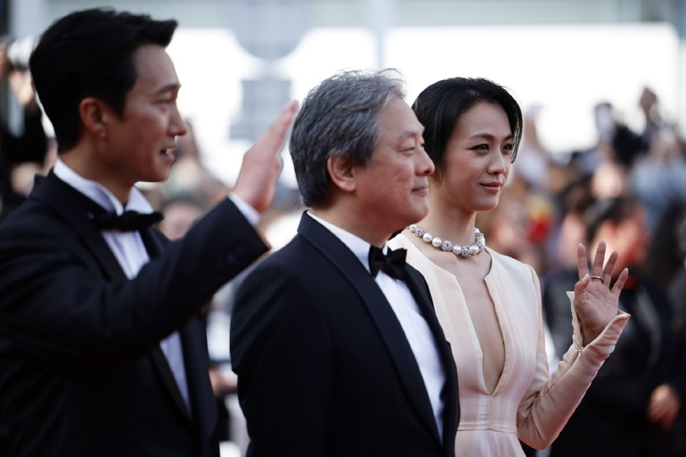 Không cần hở bạo, Thang Duy vẫn được khen gợi cảm tại Cannes 2022 - 7 Không cần hở bạo, Thang Duy vẫn được khen gợi cảm tại Cannes 2022 - 7