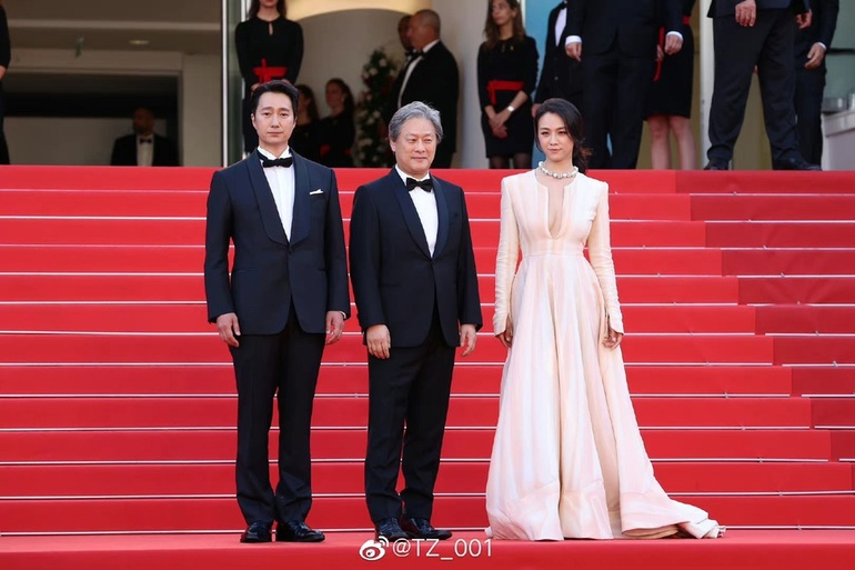 Không cần hở bạo, Thang Duy vẫn được khen gợi cảm tại Cannes 2022 - 8 Không cần hở bạo, Thang Duy vẫn được khen gợi cảm tại Cannes 2022 - 8