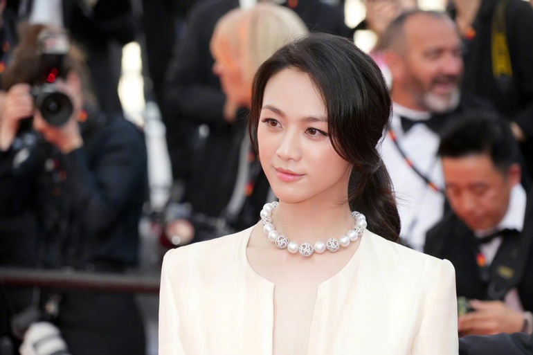 Không cần hở bạo, Thang Duy vẫn được khen gợi cảm tại Cannes 2022 - 9 Không cần hở bạo, Thang Duy vẫn được khen gợi cảm tại Cannes 2022 - 9