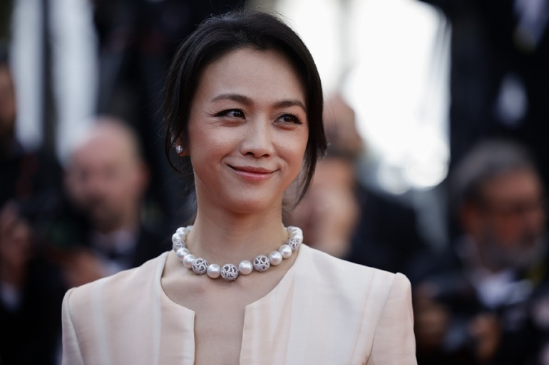Không cần hở bạo, Thang Duy vẫn được khen gợi cảm tại Cannes 2022 - 4 Không cần hở bạo, Thang Duy vẫn được khen gợi cảm tại Cannes 2022 - 4