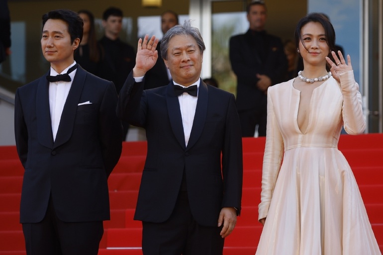 Không cần hở bạo, Thang Duy vẫn được khen gợi cảm tại Cannes 2022 - 12 Không cần hở bạo, Thang Duy vẫn được khen gợi cảm tại Cannes 2022 - 12