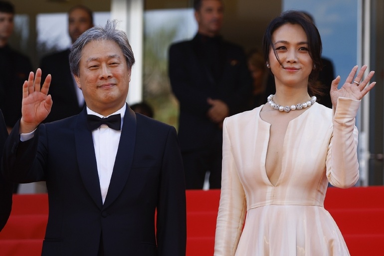 Không cần hở bạo, Thang Duy vẫn được khen gợi cảm tại Cannes 2022 - 11 Không cần hở bạo, Thang Duy vẫn được khen gợi cảm tại Cannes 2022 - 11