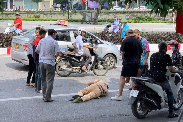 Hai thanh niên vượt đèn đỏ tông thiếu tá CSGT nhập viện - 1 Hai thanh niên vượt đèn đỏ tông thiếu tá CSGT nhập viện - 1