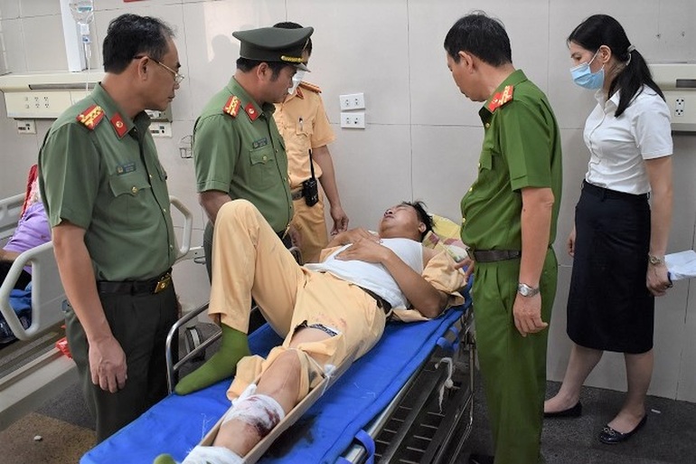 Hai thanh niên vượt đèn đỏ tông thiếu tá CSGT nhập viện - 2 Hai thanh niên vượt đèn đỏ tông thiếu tá CSGT nhập viện - 2