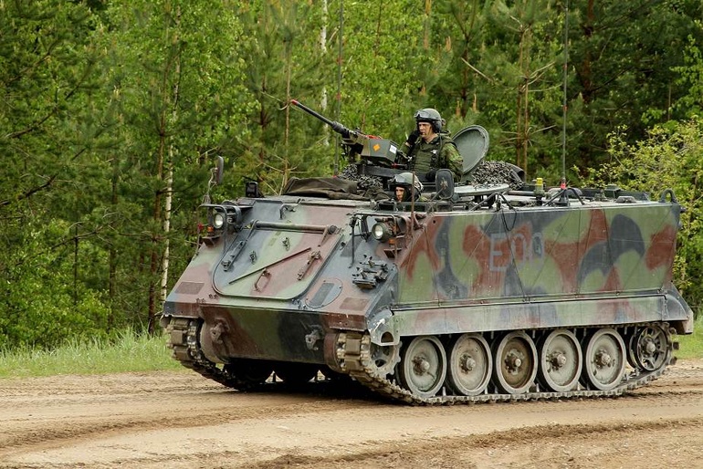 Thành viên NATO sẽ chuyển giao xe bọc thép cho Ukraine - 1