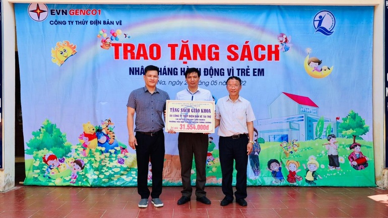 Thủy điện Bản Vẽ tặng 180 bộ sách giáo khoa cho các em học sinh ở Nghệ An - 3