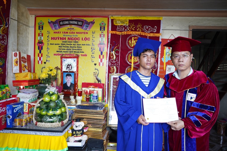 Xúc động lễ trao bằng tốt nghiệp đặc cách cho sinh viên qua đời vì bạo bệnh - 1