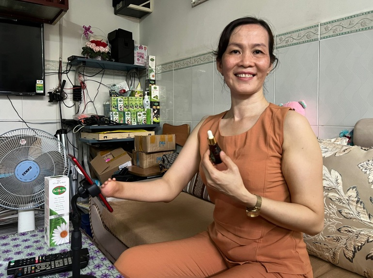 Mẹ một tay giặt đồ mướn thâu đêm, nuôi con vào đại học quốc tế
