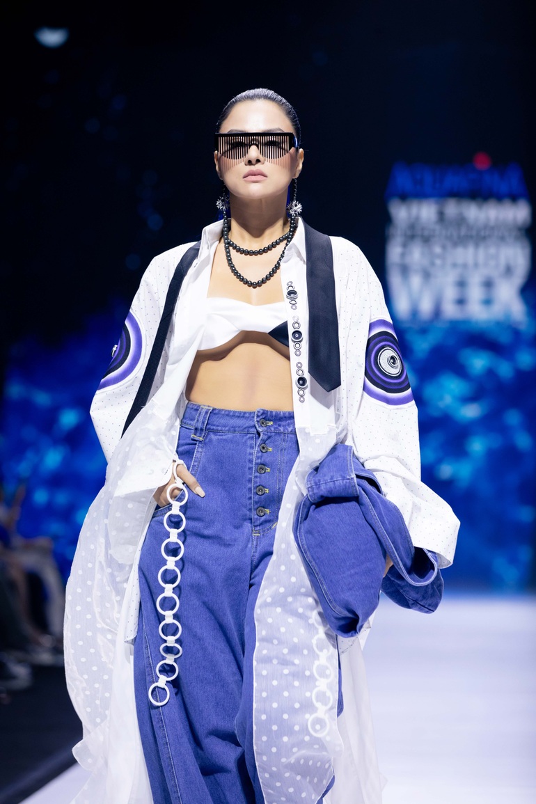 Siêu mẫu Vũ thu Phương suýt vồ ếch khi diễn mở màn show thời trang