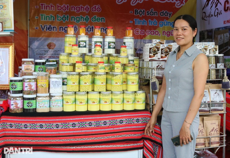 Nữ nông dân chặt cà phê, trồng nghệ, thu hàng trăm triệu mỗi năm