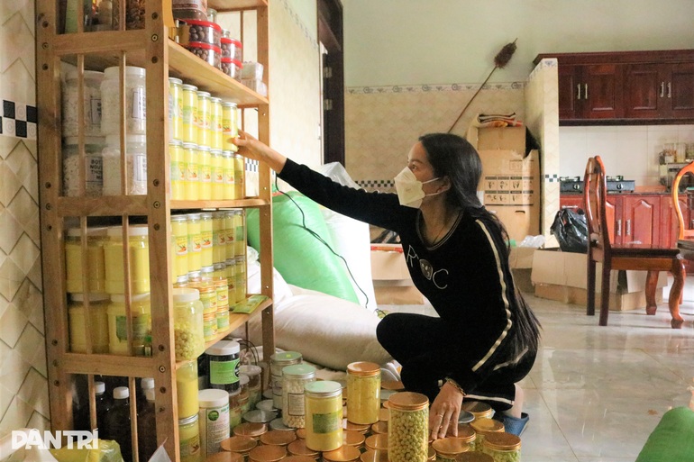 Nữ nông dân chặt cà phê, trồng nghệ, thu hàng trăm triệu mỗi năm