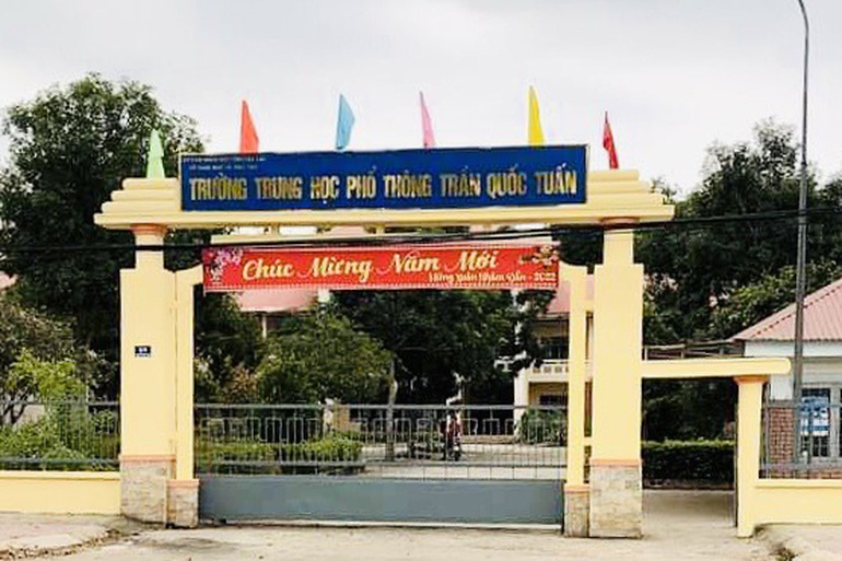 Mâu thuẫn sau khi có kết quả thi, nữ sinh bị bạn dùng dao rạch trúng mặt - 1