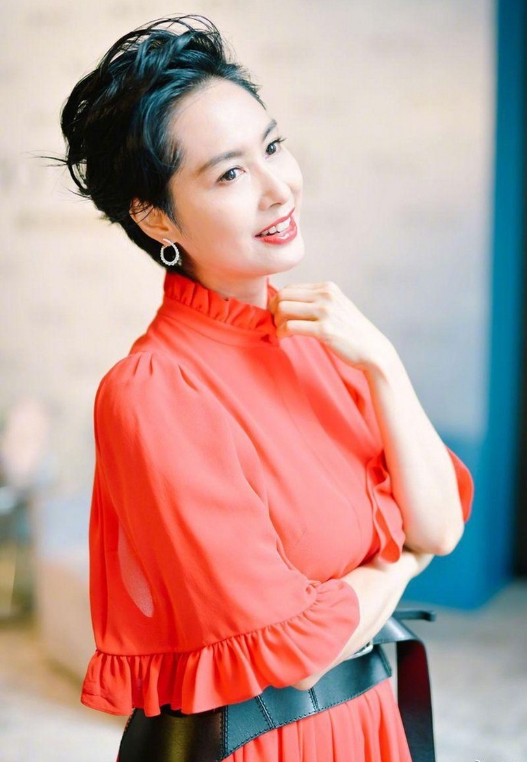 美女傷心欲絕，因為51-8歲的Chau Tinh Tri看起來很漂亮很幸福