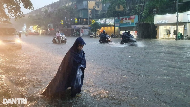 Hà Nội: Phố cổ ngập sâu, cây đổ đè taxi, ô tô bơi ở Keangnam - 17