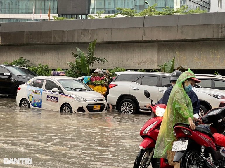 Hà Nội: Phố cổ ngập sâu, cây đổ đè taxi, ô tô bơi ở Keangnam - 16