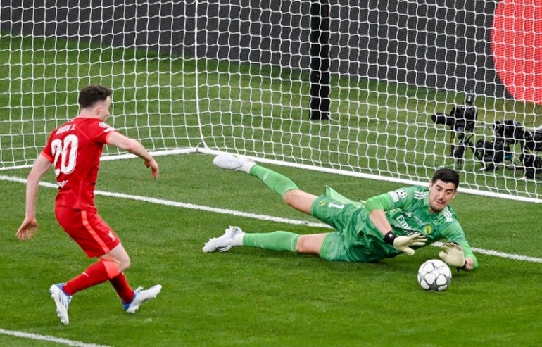 Courtois gây choáng váng với kỷ lục cứu thua trước Liverpool - 2