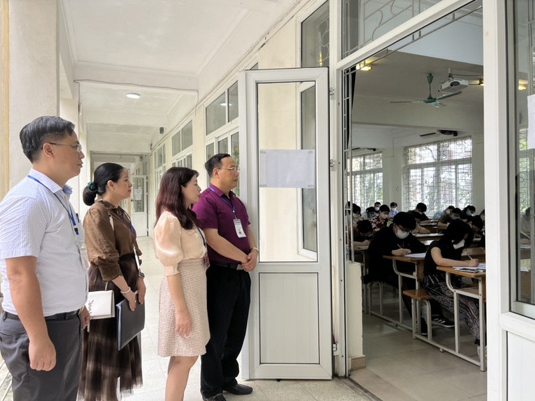 Hàng nghìn thí sinh dự thi vào lớp 10 Chuyên Khoa học Xã hội và Nhân văn - 6