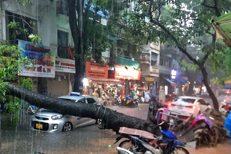 Hà Nội: Phố cổ ngập sâu, cây đổ đè taxi, ô tô bơi ở Keangnam - 7