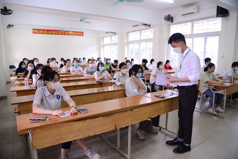 Hàng nghìn thí sinh dự thi vào lớp 10 Chuyên Khoa học Xã hội và Nhân văn - 3