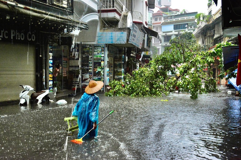 Hà Nội: Phố cổ ngập sâu, cây đổ đè taxi, ô tô bơi ở Keangnam - 5