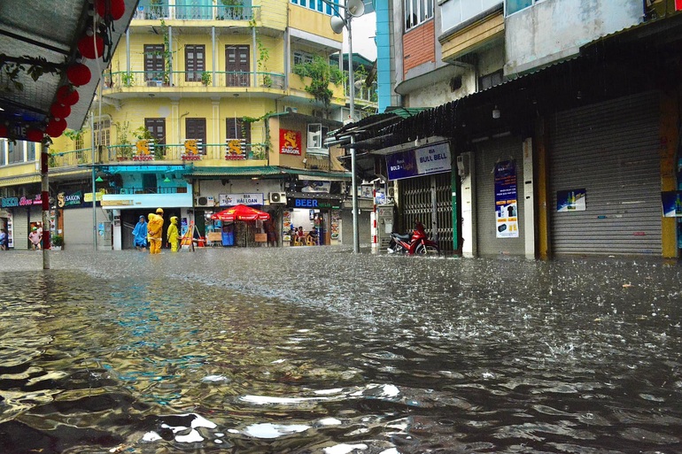 Hà Nội: Phố cổ ngập sâu, cây đổ đè taxi, ô tô bơi ở Keangnam - 4