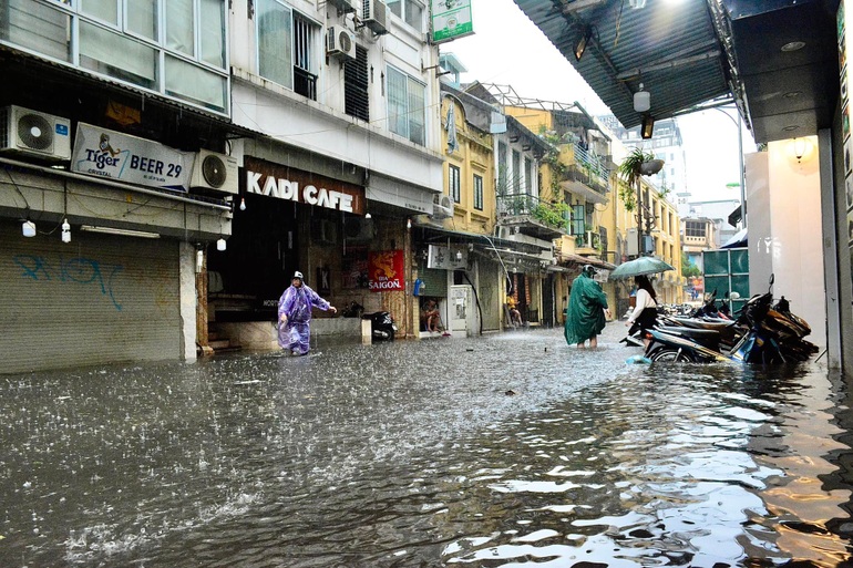 Hà Nội: Phố cổ ngập sâu, cây đổ đè taxi, ô tô bơi ở Keangnam - 2