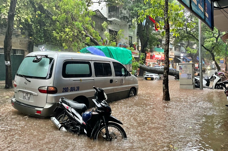 Hà Nội: Phố cổ ngập sâu, cây đổ đè taxi, ô tô bơi ở Keangnam - 8