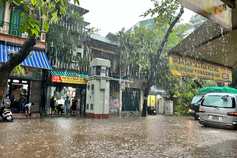 Hà Nội: Phố cổ ngập sâu, cây đổ đè taxi, ô tô bơi ở Keangnam - 10