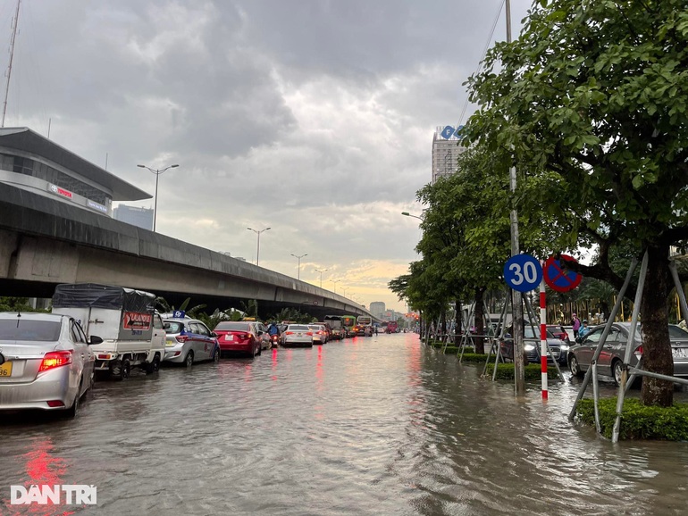 Hà Nội: Phố cổ ngập sâu, cây đổ đè taxi, ô tô bơi ở Keangnam - 15
