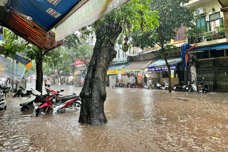 Hà Nội: Phố cổ ngập sâu, cây đổ đè taxi, ô tô bơi ở Keangnam - 1