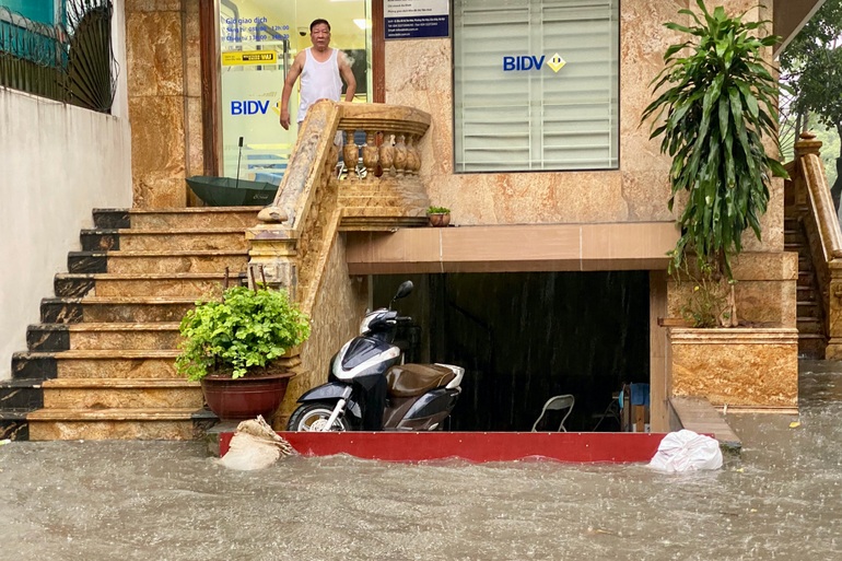 Hà Nội: Phố cổ ngập sâu, cây đổ đè taxi, ô tô bơi ở Keangnam - 11