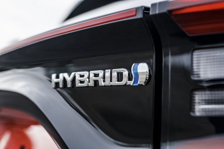 Toyota Fortuner 2023 sẽ dùng động cơ diesel hybrid - 1