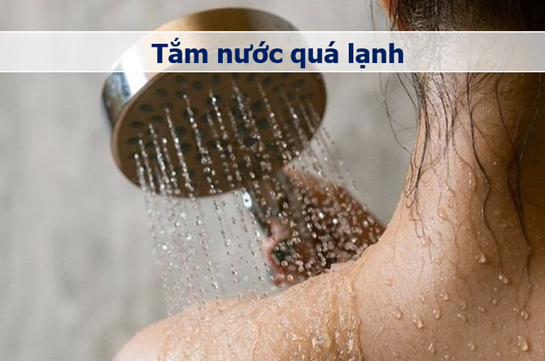 Mùa hè nắng nóng, tắm vào buổi tối tránh 3 điều này để không rước bệnh - 1