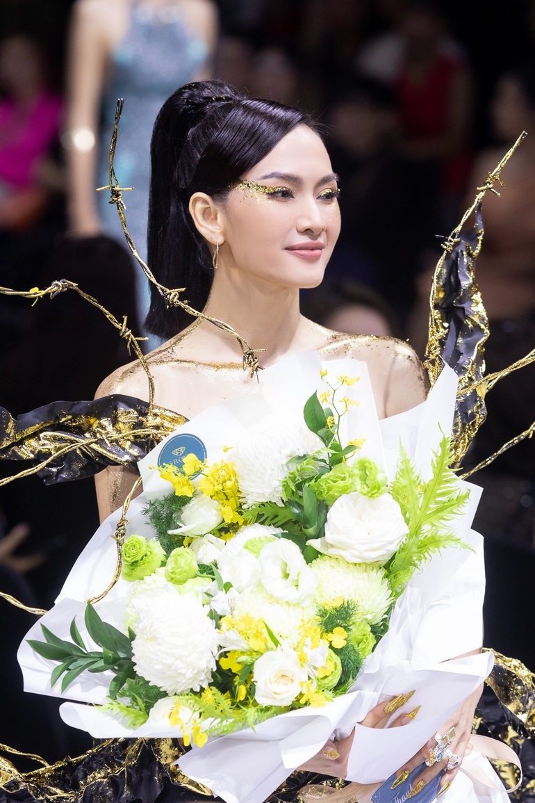 Anh Thư Tuyết nhiệt đới sau 16 năm: Tuổi 40 gợi cảm, bình thản với sự cố
