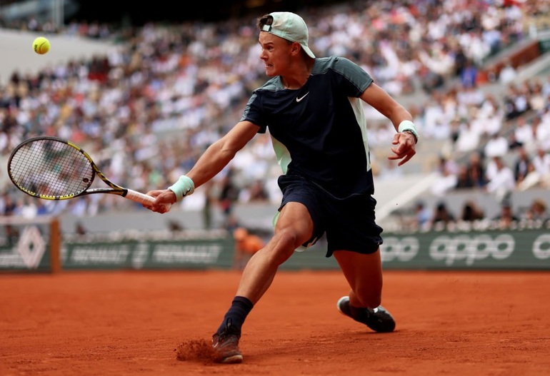 Tsitsipas, Medvedev cùng thua trước thềm tứ kết Roland Garros - 2