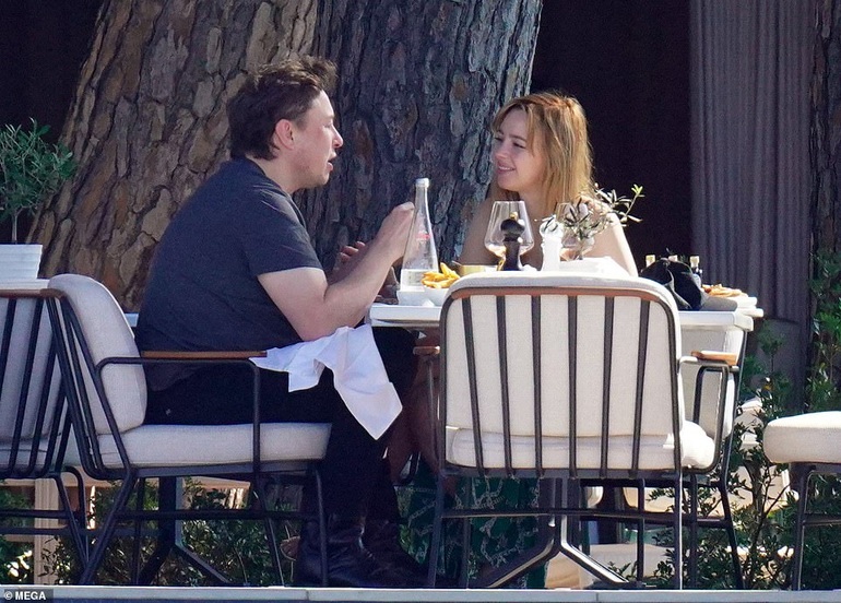 Hé lộ về người đẹp 9X nóng bỏng hẹn hò với tỷ phú Elon Musk