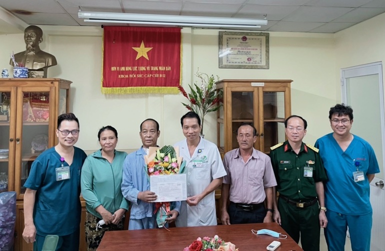 Ngư dân nghèo thoát chết kỳ diệu, san sẻ quà của bạn đọc Dân trí - 2 Ngư dân nghèo thoát chết kỳ diệu, san sẻ quà của bạn đọc Dân trí - 2
