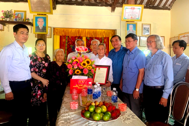 Bí thư tỉnh ủy Quảng Nam tặng quà các cụ tròn 90 và 100 tuổi