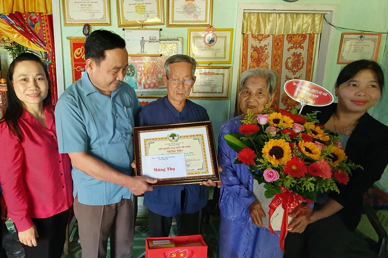 Bí thư tỉnh ủy Quảng Nam tặng quà các cụ tròn 90 và 100 tuổi