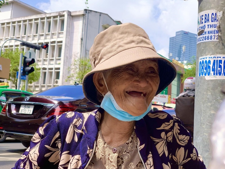 Cụ bà 79 tuổi trụ lại Sài Gòn mưu sinh, nuôi hy vọng mang tro cốt con về