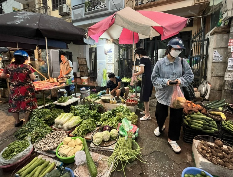 Rau xanh tăng giá chóng mặt, người tiêu dùng bỏng tay