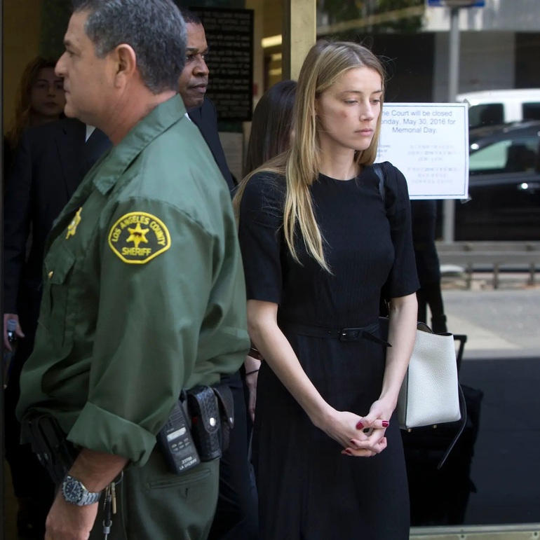 Amber Heard mặc một chiếc váy 6 năm: Chơi chiêu không thành công - 1 Amber Heard mặc một chiếc váy 6 năm: Chơi chiêu không thành công - 1