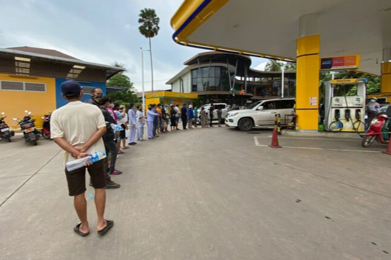 Khủng hoảng nhiên liệu, người Lào lái xe sang Thái Lan đổ xăng và mua sắm - 1