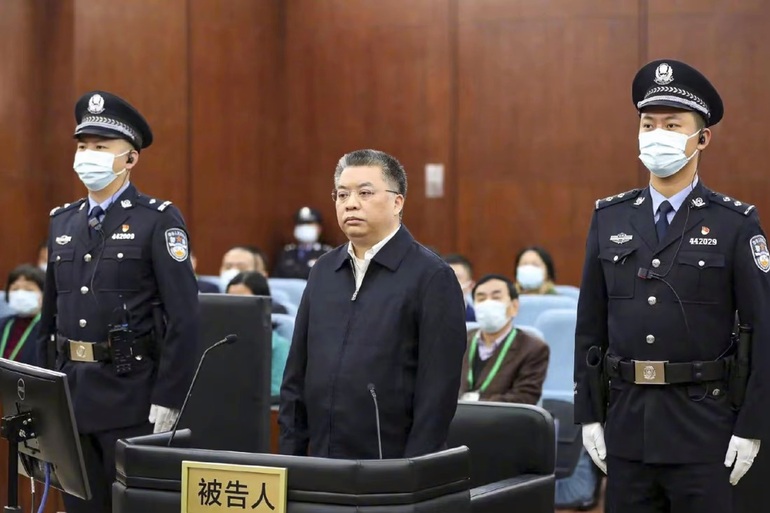 Trung Quốc tuyên tử hình cựu quan chức chứng khoán nhận hối lộ 41 triệu USD - 1