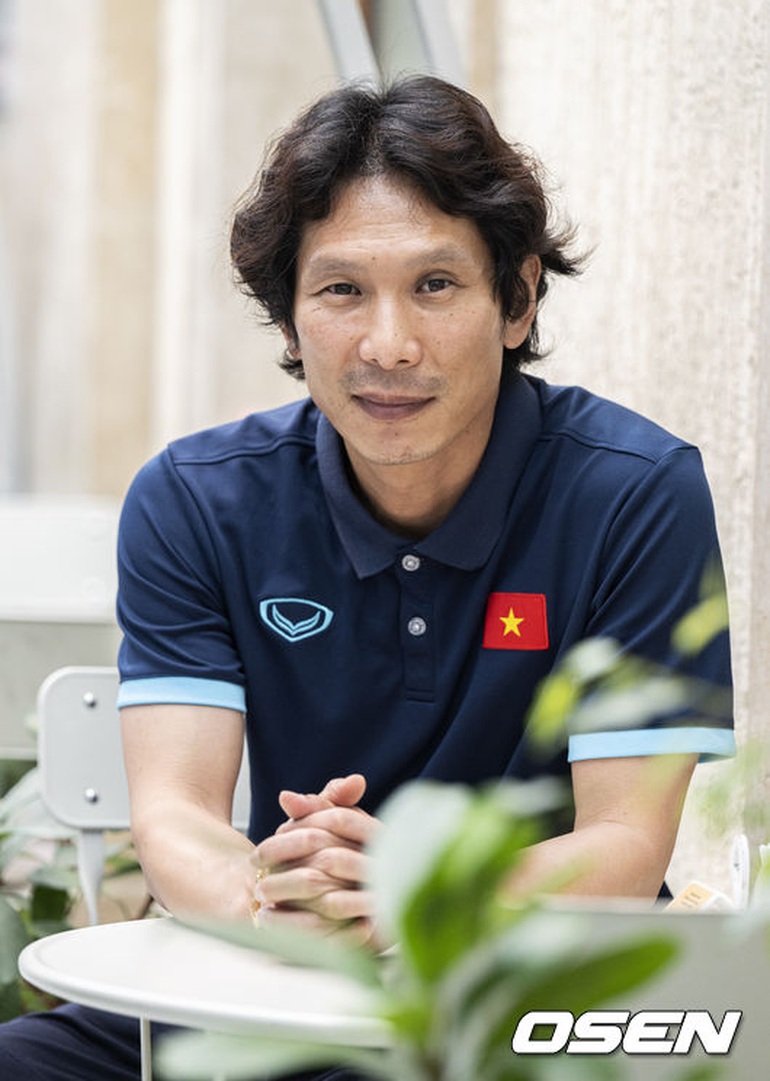 HLV Gong Oh Kyun từng sợ sang Việt Nam, thức cả đêm để nhớ tên cầu thủ - 2
